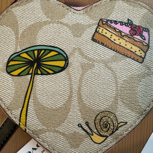 ❤️ Coach X Observed By Us Heart Coin Case In Signature Canvas - Picture 7 of 10